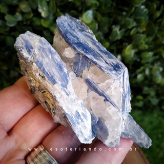 Cianita Azul bruta a pedra de arcanjo miguel