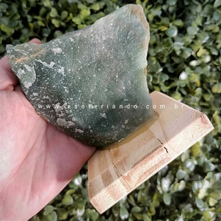 Quartzo Verde Bruto na base de madeira - A pedra da Cura