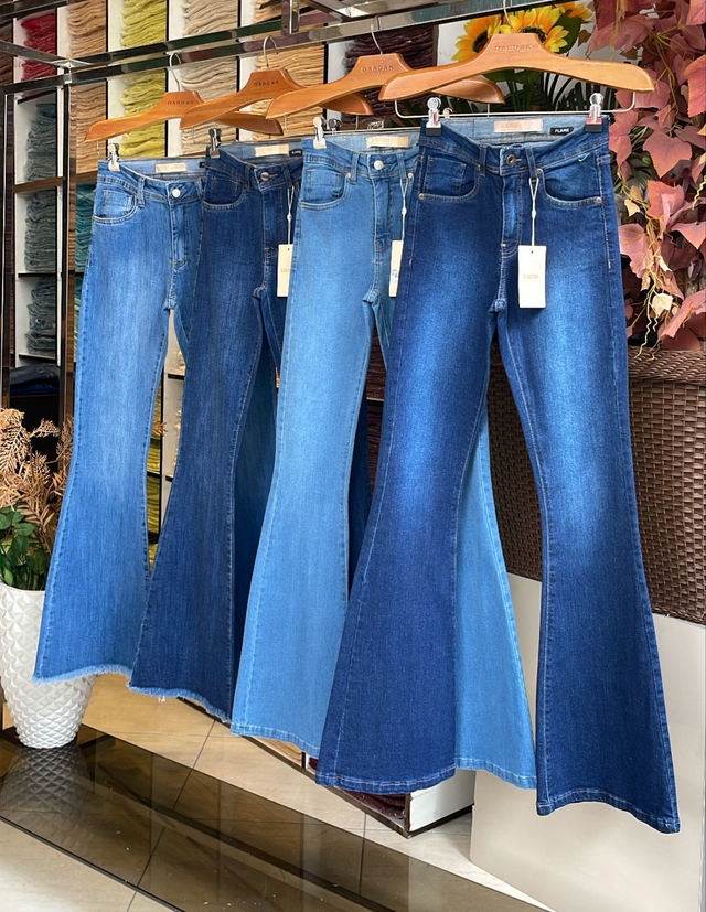 Calça flare desfiada cheap na barra