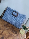 Bolsa de crochê cluth azul com alça e detalhe fivela Ref 88