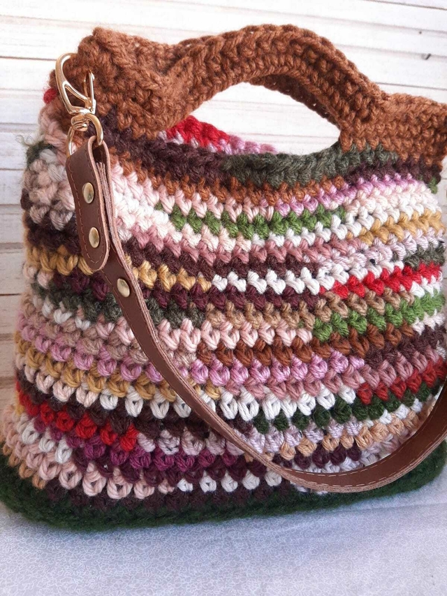Bolsa de croche colorida com alca couro eco e argolas Ref 84