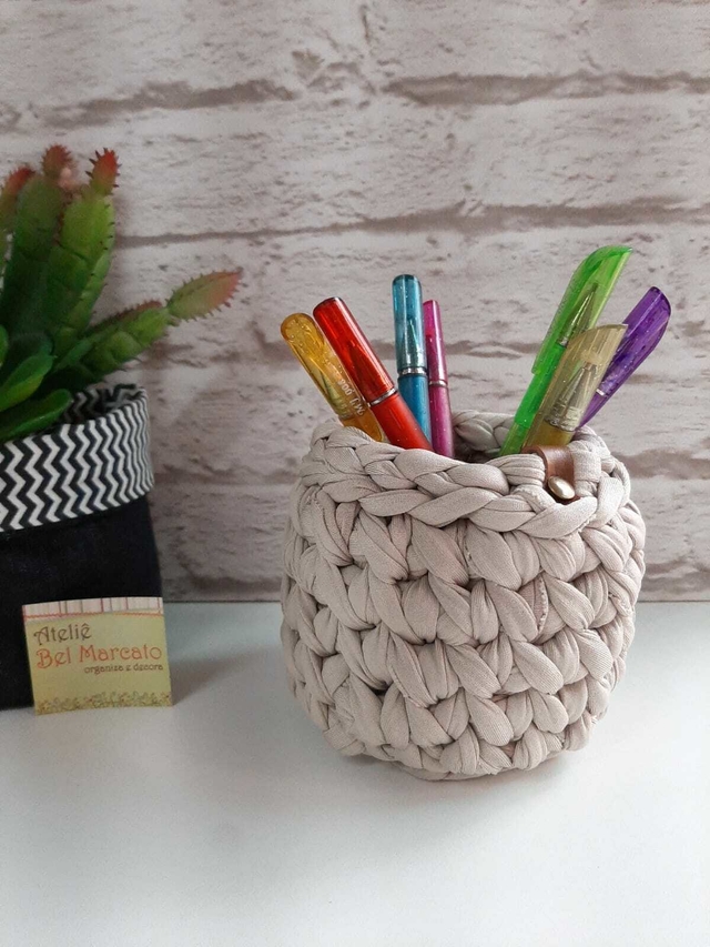 Porta lápis de crochê muito charmoso é útil e decora seu escritório
