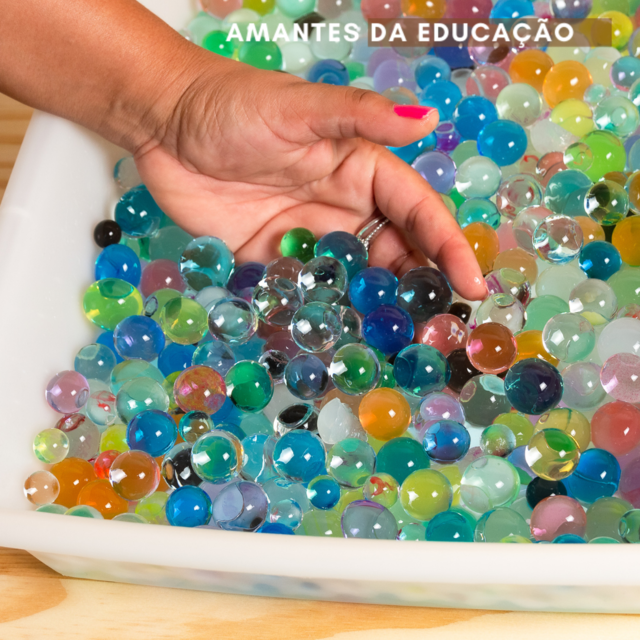 Brincar com bolinhas de gel coloridas - Water Beads