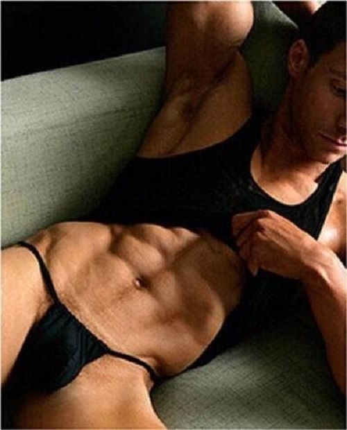 Modelos hombres deals en tanga