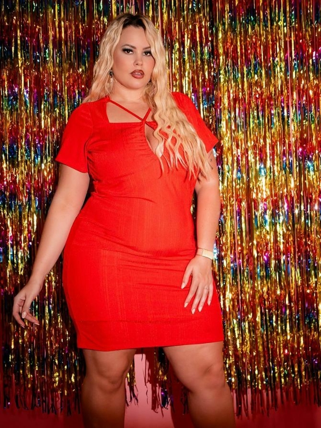 Vestido liso manga curta plus size