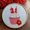Quadro bastidor bordado - Cupcake 31 anos