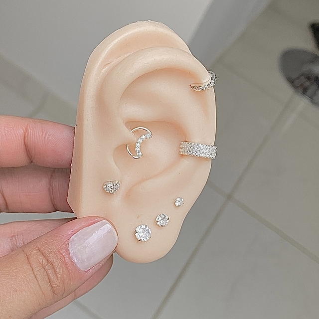 Piercing Orelha/Cartilagem Coração Cravejado Daith Prateado - Loja de  Piercings