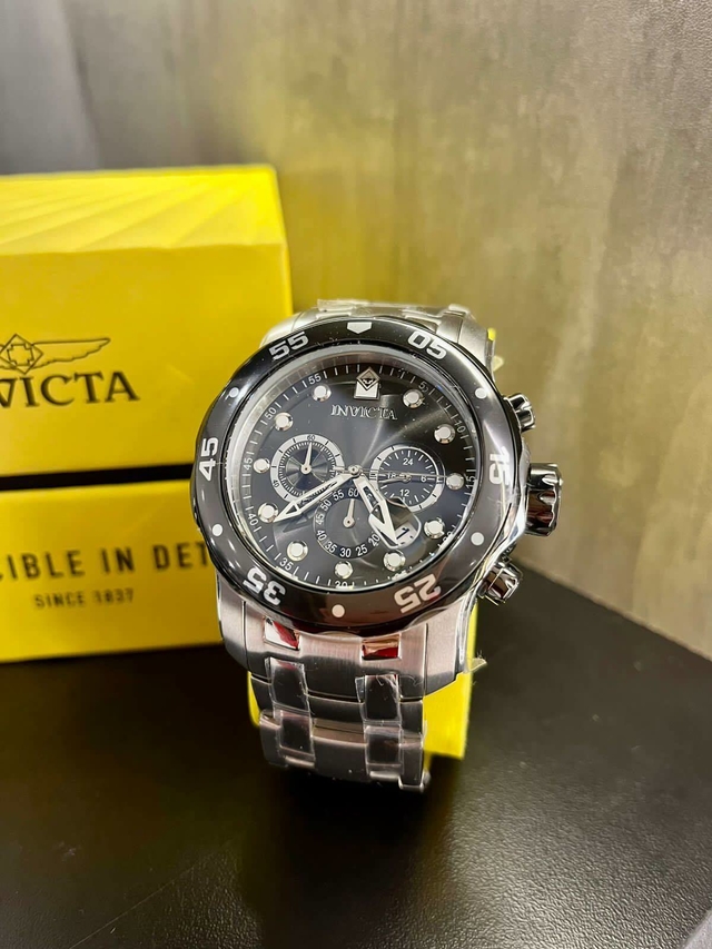 Invicta 17083 top