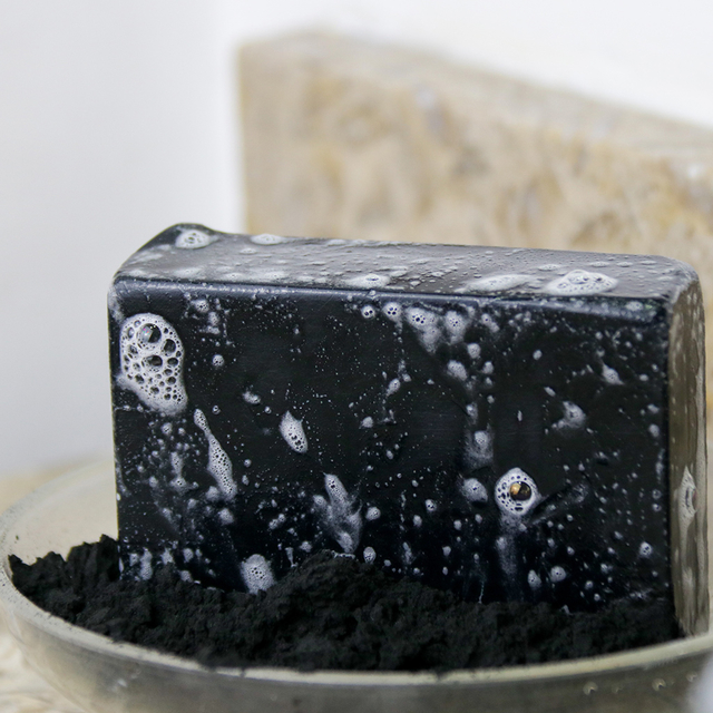 Jabón artesanal de carbón activo