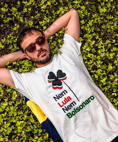 Camiseta Nem Lula Nem Bolsonaro Trevo - Off-White na internet