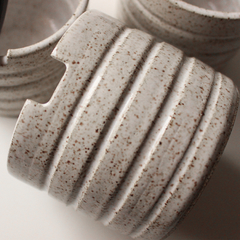 Copo para pintura em cerâmica ondulado na cor branca - comprar online
