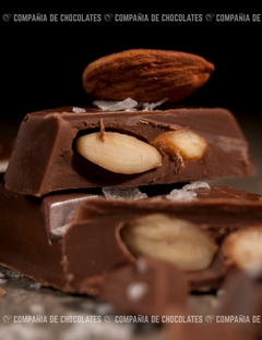 Chocolate con Leche 47% de Cacao con Almendras Ahumadas y Sal Maldon