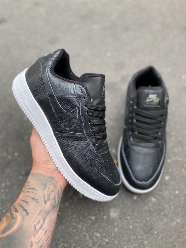 Nike preto com store sola branca