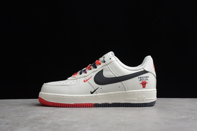 TÊNIS NIKE AIR FORCE 1 - CHICAGO BULLS - Dark Sneakers