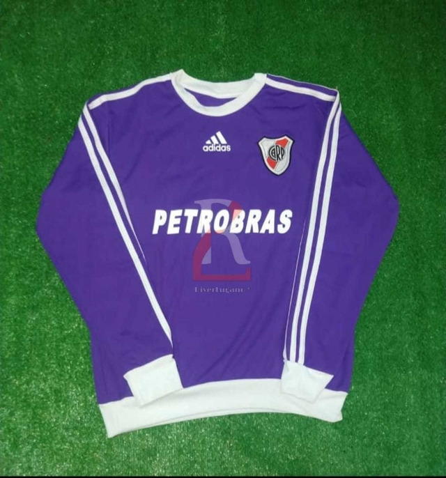Buzo retro violeta