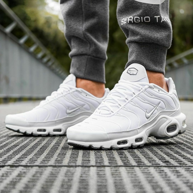 Air max plus hotsell white and grey