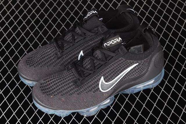 Vapormax triple hot sale black laceless