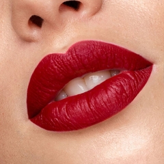 Labial Vogue Resist tono Poderosa como queda 