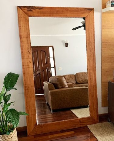 Espelho de Chão com Moldura em Madeira Muiracatiara