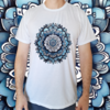 Camiseta masculina/unissex Mandala flor azul