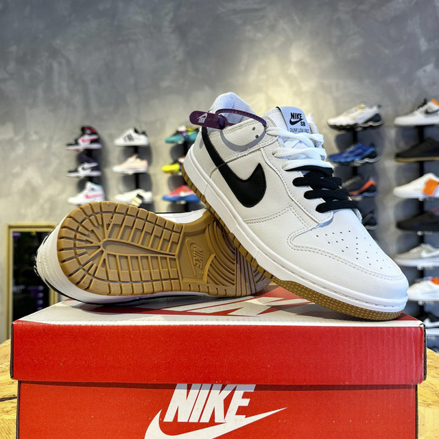 Tênis Nike Dunk Low Branco com Logo Preto