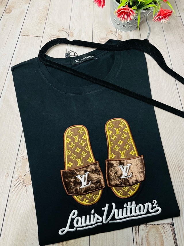 Camiseta Louis Vuitton Chinelo LV - P&B Griffe