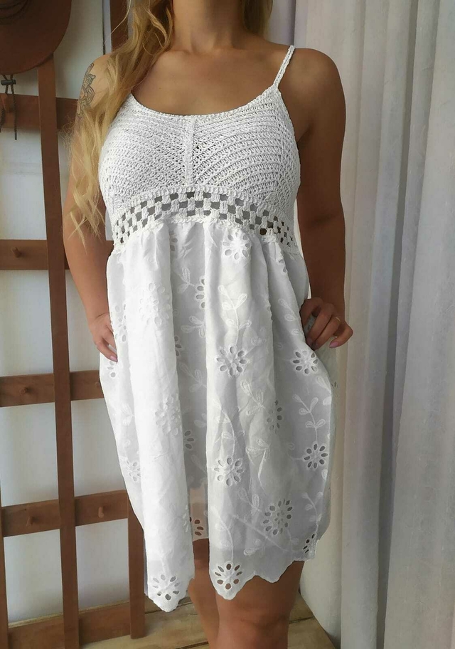7 vestidos blancos de crochet de estilo ibicenco en la ciudad