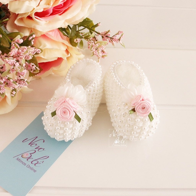 Sapatinho Bebê Bico de Pérolas e Flores Rococó - Branco com Rosa