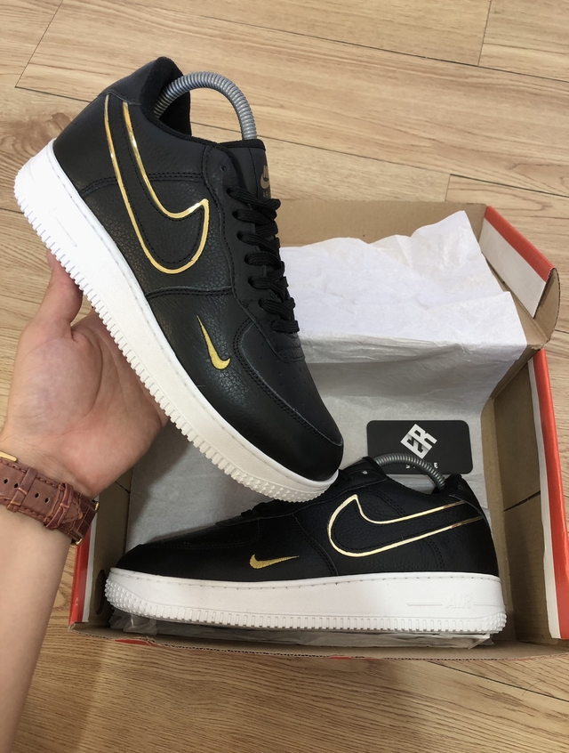 Nike air force preto e dourado hotsell