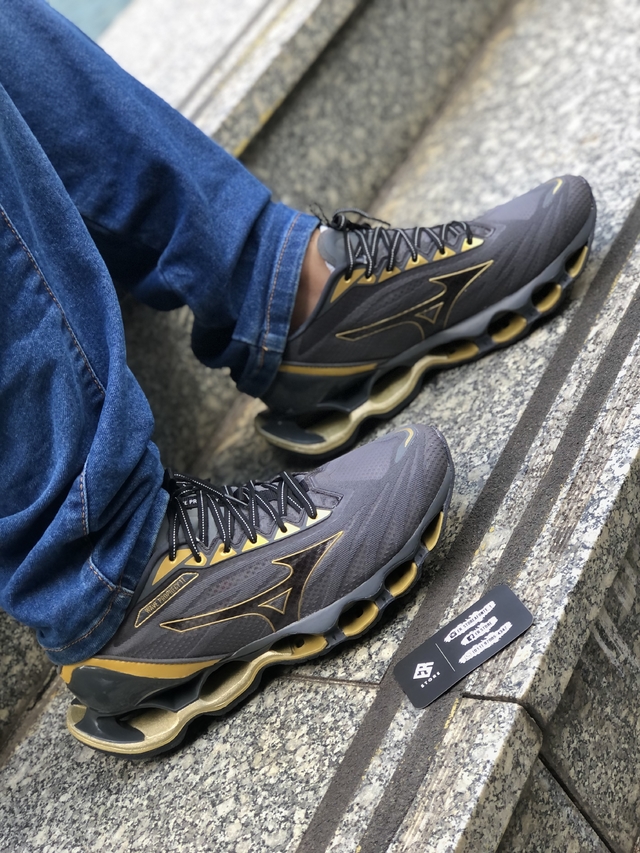 Mizuno cinza e store dourado