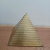 Linda pirâmide em bronze,
