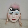 Decorativa máscara em porcelana pintada a mão
