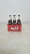 Mini engradado da Coca-Cola com seis garrafinhas cheias