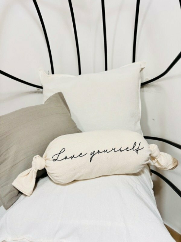 Almohadones en forma de caramelo new arrivals