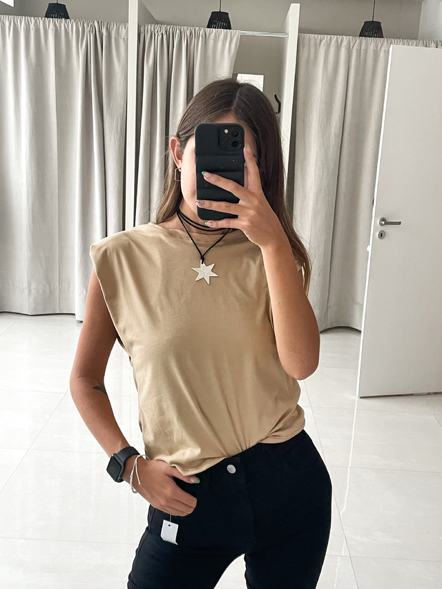 Remera con hombrera sale