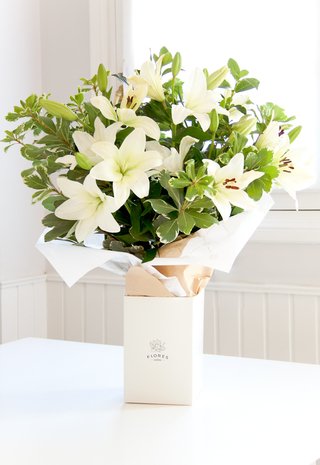 A105 - Gran arreglo con lilium y follaje, incluye florero