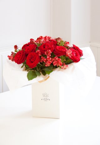 A106 - rosas rojas importadas con alstroemerias rojas