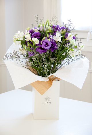 A104 - lisianthus violetas y alstroemerias blancas