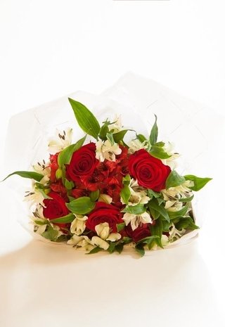 R109 - rosas importadas y alstroemerias en 2 tonos
