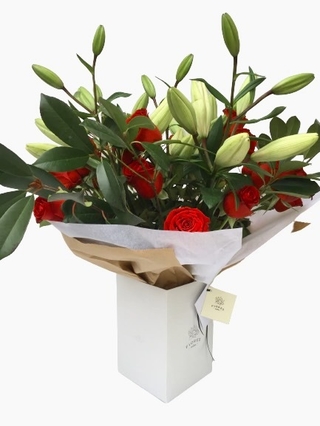 RO24 - Arreglo Floral de Rosas Importadas y Lilium