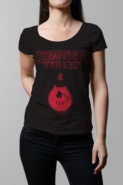 Remera negra Stranger Things mujer