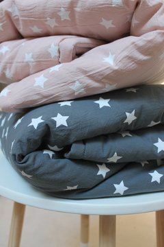 ACOLCHADO GRIS OSCURO CON ESTRELLAS BLANCAS { varias medidas } - Demars textiles & stuff