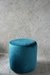 Puff Oslo tapizado en un suntuoso terciopelo aguamarina. Medidas: 38cm diámetro  x 40cm alto