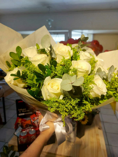 Buquê de 12 Rosas Brancas - comprar online