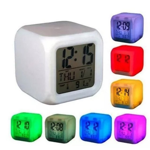 Reloj despertador cubo sale