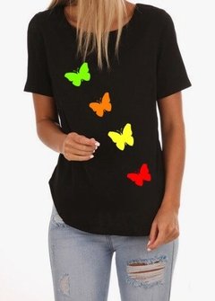 Remera “mariposas fluo”