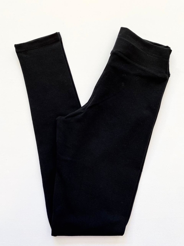 Calza básica tiro alto negra - Calzas y Pantalones