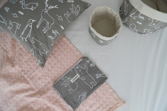 Almohadon Gris Animales Blanco - comprar online