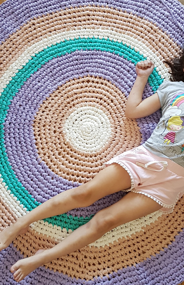alfombra tejida para jugar