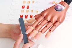 MANO PARA PRACTICA EN MANICURIA FLEXIBLE CON SOPORTE + UÑAS PARA RECAMBIO (CH) - TODOPELUQUERIAS